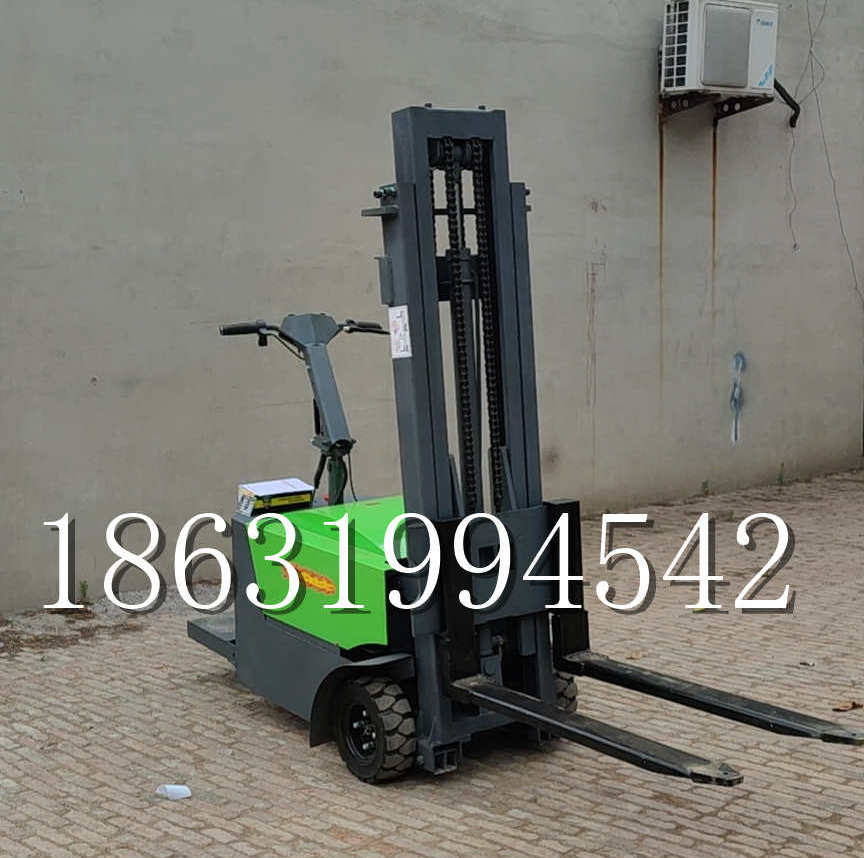 新巴尔虎左旗优程全电动叉车插腿式堆高车液压装卸车1.5吨升高小型站驾式铲车